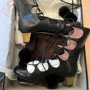AMAZING CONDITION Gucci lace up heeled boots